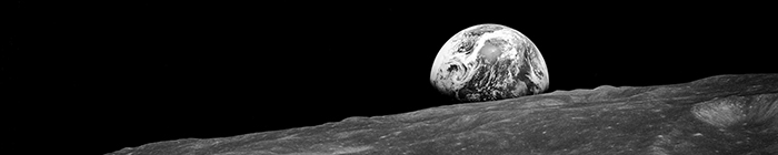 صورة أصلية لـ NASA Earthrise (1968 ، بالأبيض والأسود)