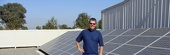 Thumbnail: Michael McGee vor Data Center Sonnenkollektoren